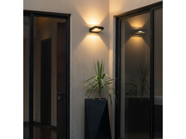 kelvo® AURA KLV-101-0116 Φωτιστικό Τοίχου / Απλίκα LED 7W 875lm 45° AC 220-240V Αδιάβροχο IP65 Θερμό Λευκό 2700K - Bridgelux COB Chip & TÜV SÜD Driver - Μαύρο Ματ - Μ13 x Π15 x Υ4.5cm - 5 Χρόνια Εγγύηση