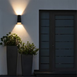kelvo® FLUX KLV-101-0119 Φωτιστικό Τοίχου / Απλίκα LED 6W 750lm 30° AC 220-240V Αδιάβροχο IP65 Θερμό Λευκό 2700K - Bridgelux COB Chip & TÜV SÜD Driver - Μαύρο Ματ - Μ5 x Π8.5 x Υ17cm - 5 Χρόνια Εγγύηση